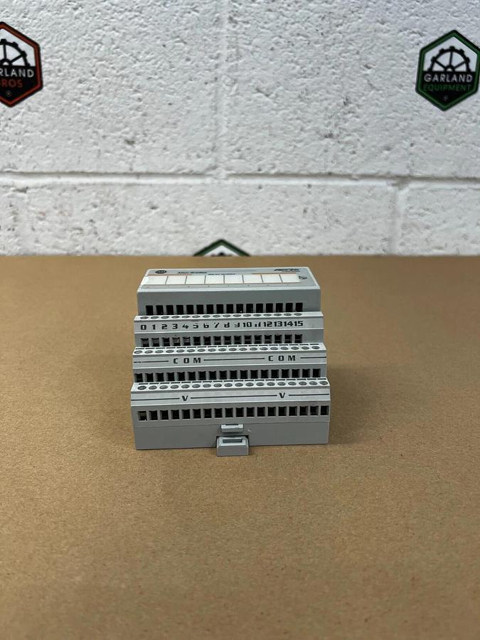 Used Allen Bradley 1794-0W8 Flex I/O Relay Output W/ 1794-TB3