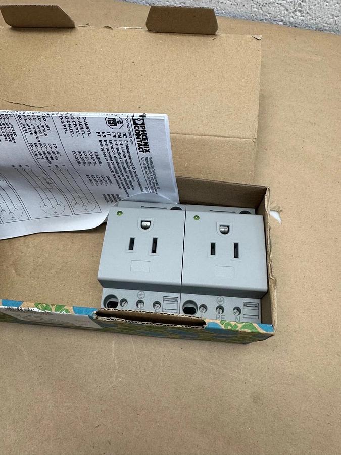 New - open box Phoenix Contact EO/AB/UT/LED/15 Socket 08 04 15 5, Qty 2 *NEW*