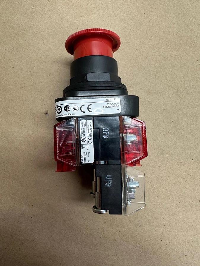 Used Allen Bradley 800HC-FRXT6A4 Pushbutton *NEW*