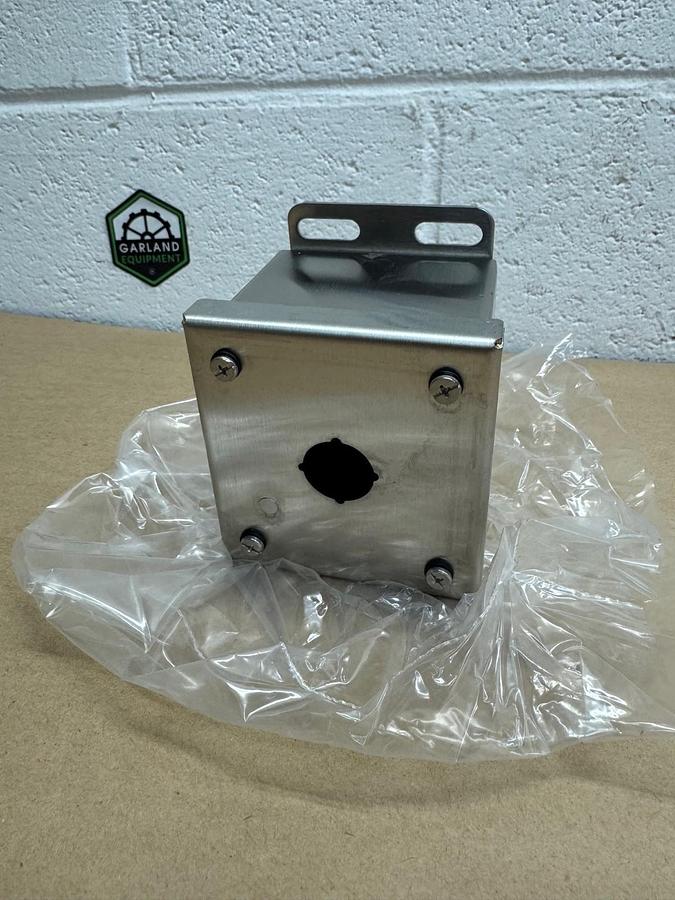 Used Saginaw Control & Engineering SCE-1PBSSI Pushbutton Enclosure *NEW*