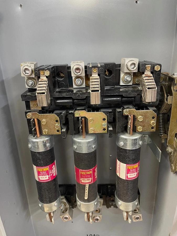 Used General Electric TH3364 HeavyDuty Safety Switch 200A 600VAC 250VDC Type 1 Indoor