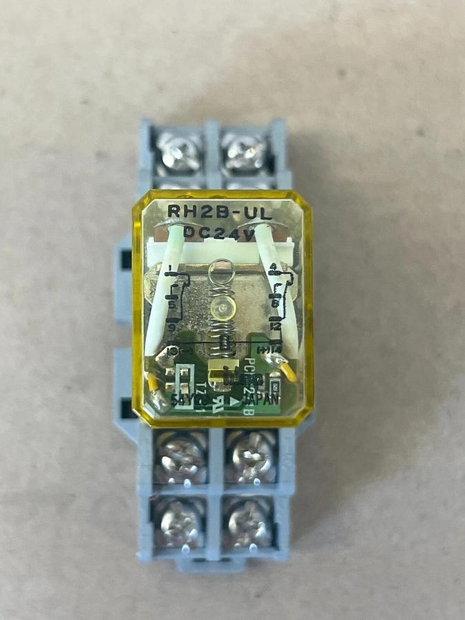 Used idec RH2B-UL General Purpose Relay w/Base