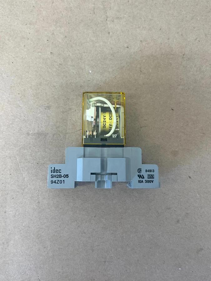 Used idec RH2B-UL General Purpose Relay w/Base