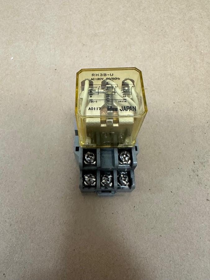 Used IDEC RH3B-U, AC 120v Relay w/ IDEC SH3B-05 Base