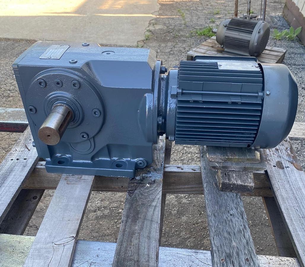 Used SEW Eurodrive DFV132S4 AC Motor 7.5HP @ 1720 RPM, SEW RX107DV132S4, 3.38:1 Ratio