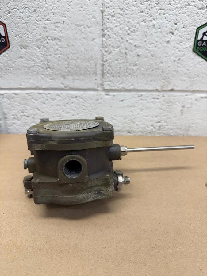 Used Dwyer 1950-0-2F Pressure Switch