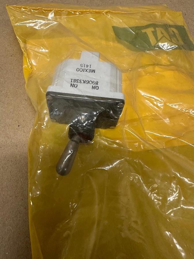 Used CAT 3T-4405 Double Pole, Double Throw 28 Volt Toggle Switch *FACTORY SEALED*