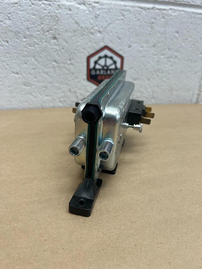 Used Cleveland Controls DDP-106-313 Switching Element A/B Air Flow Switch