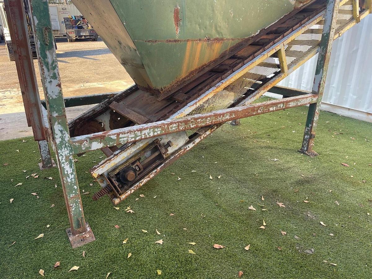 Used Feed Hopper, Drag Chain, 95 cu/ft, No Drive, Chain W:36” L:10’, Discharge H:6'