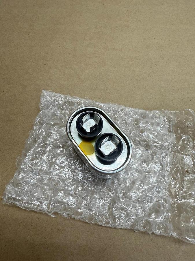 Used Capcom 27L1021 Oval Run Capacitor, 50/60 Hz, 440 VAC *NEW*