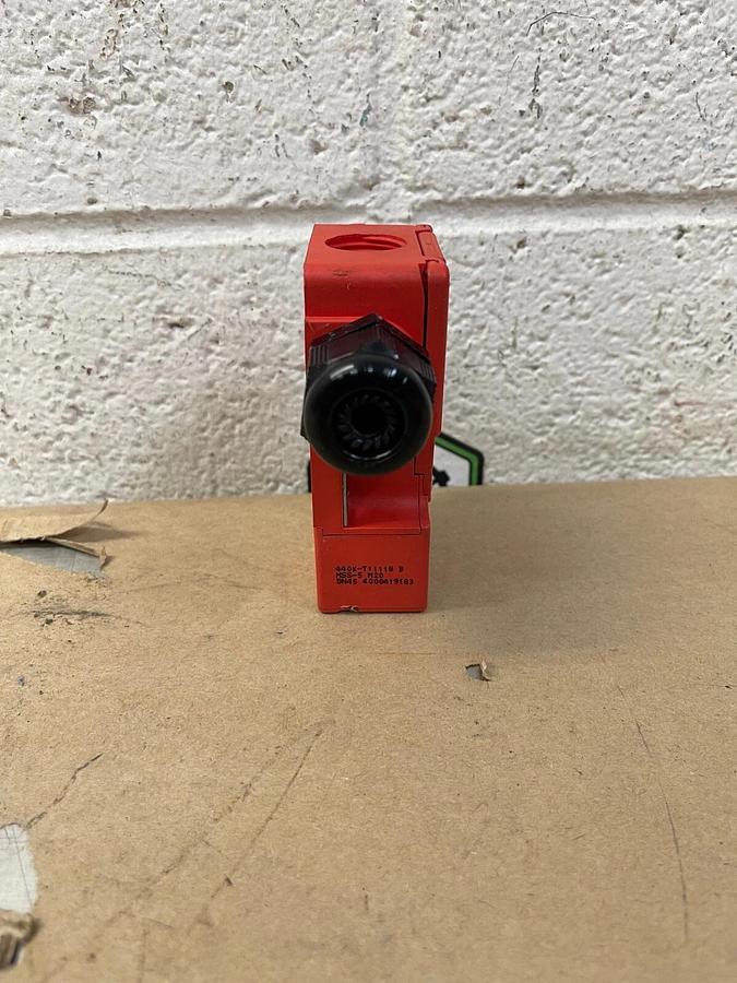 Used Allen Bradley Guard Mstr Trojan 5 440KT11118B Safety Switch Wire Protector Left