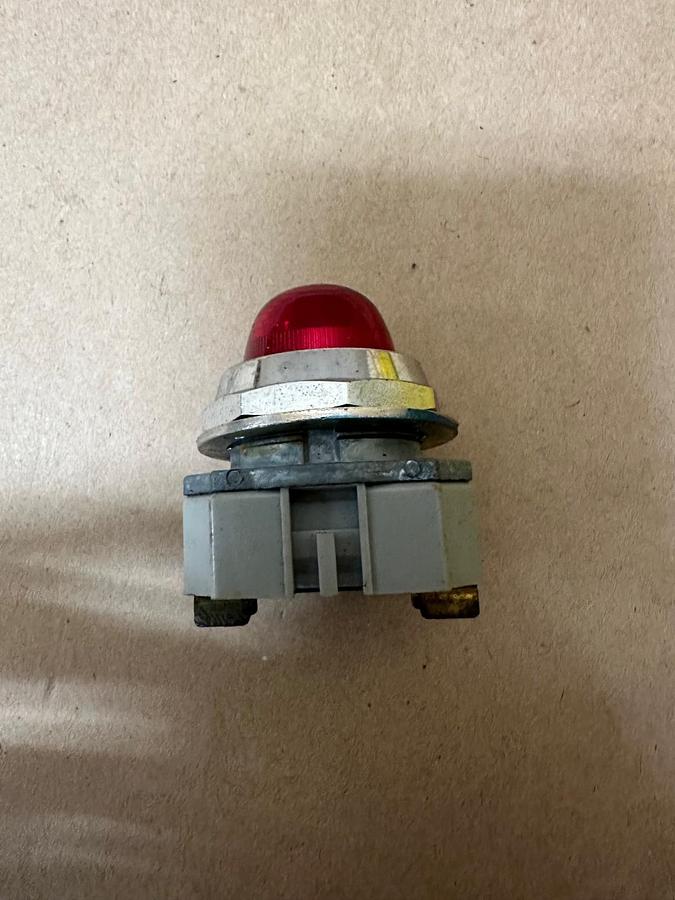 Used IDEC APD Red Pilot Light