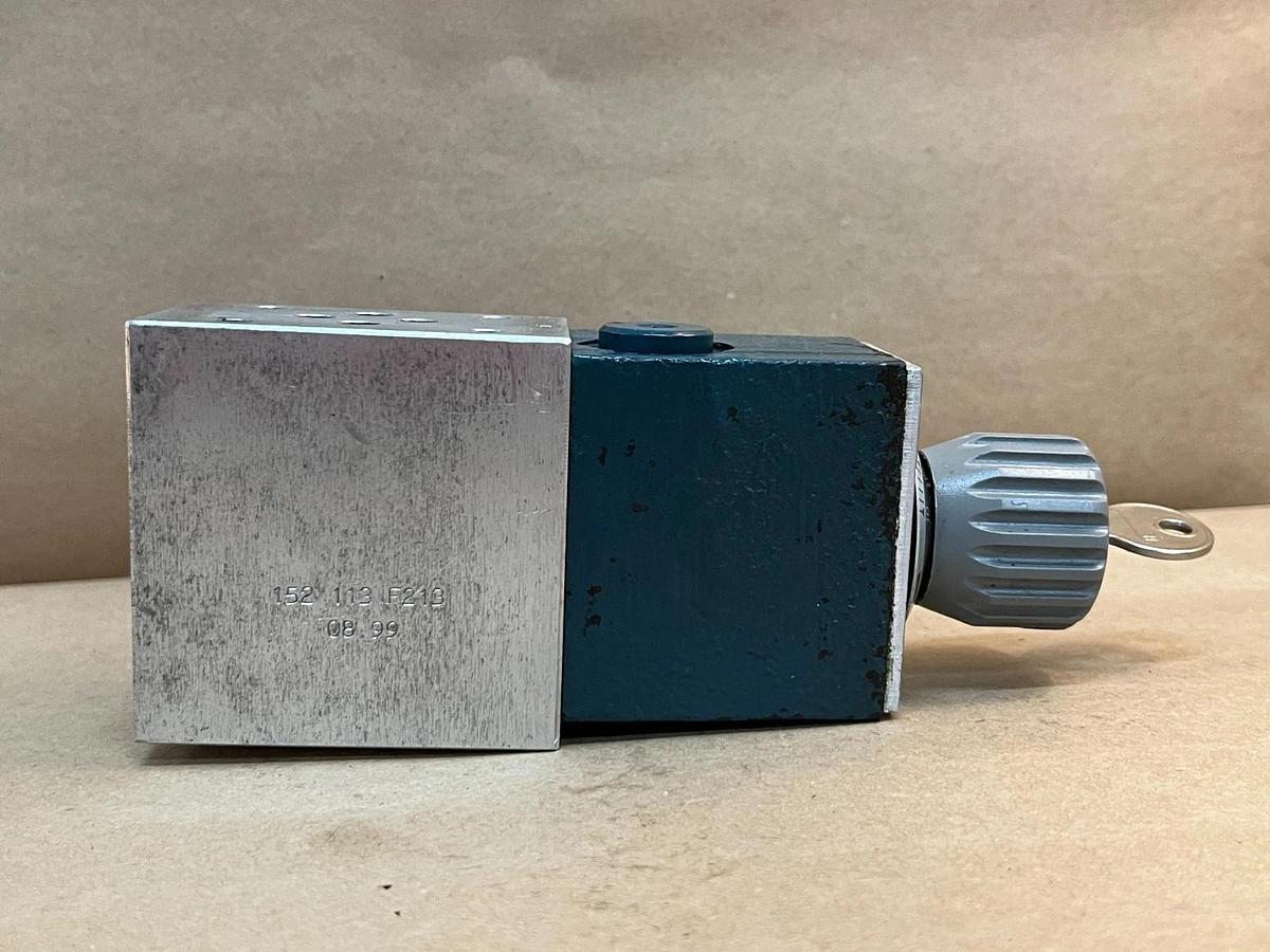 Used Bosch 0 811 332 106 Hydraulic Flow Control Valve, 5-315 Bar (w/Key)