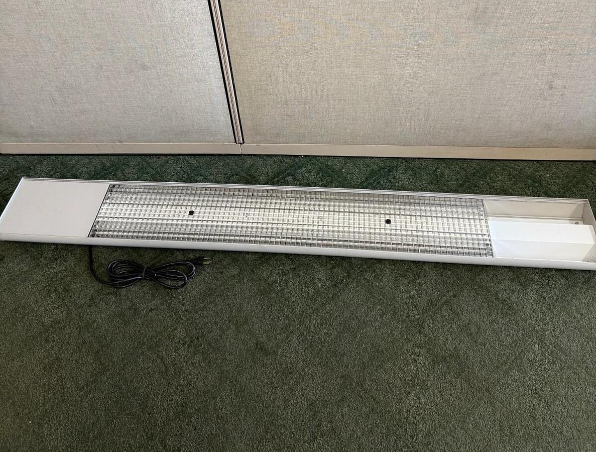 Used Lista 8784-1 Dual Fluorescent Lamp, Workbench Light Fixture 6' Long