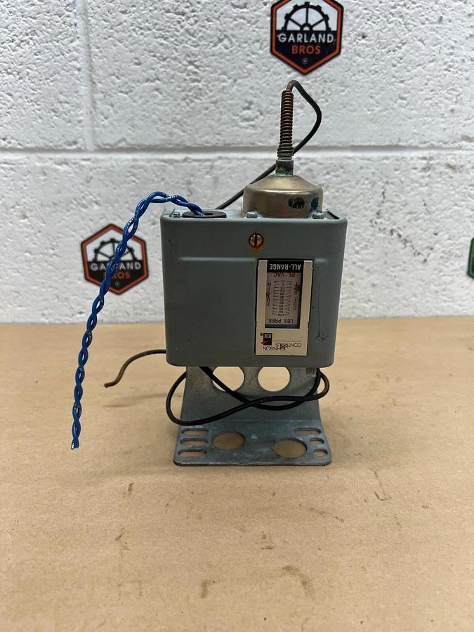 Used Johnson Controls P70AB-2 Pressure Control