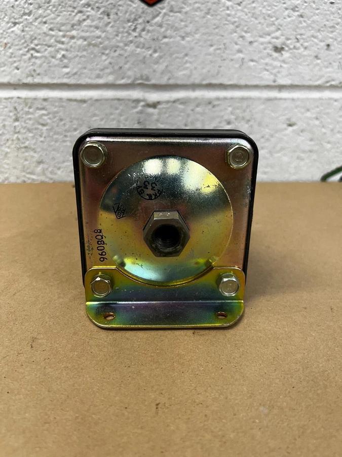 Used Barksdale D1H-A80SS Pressure or Vacuum Actuated Switch 160 PSI