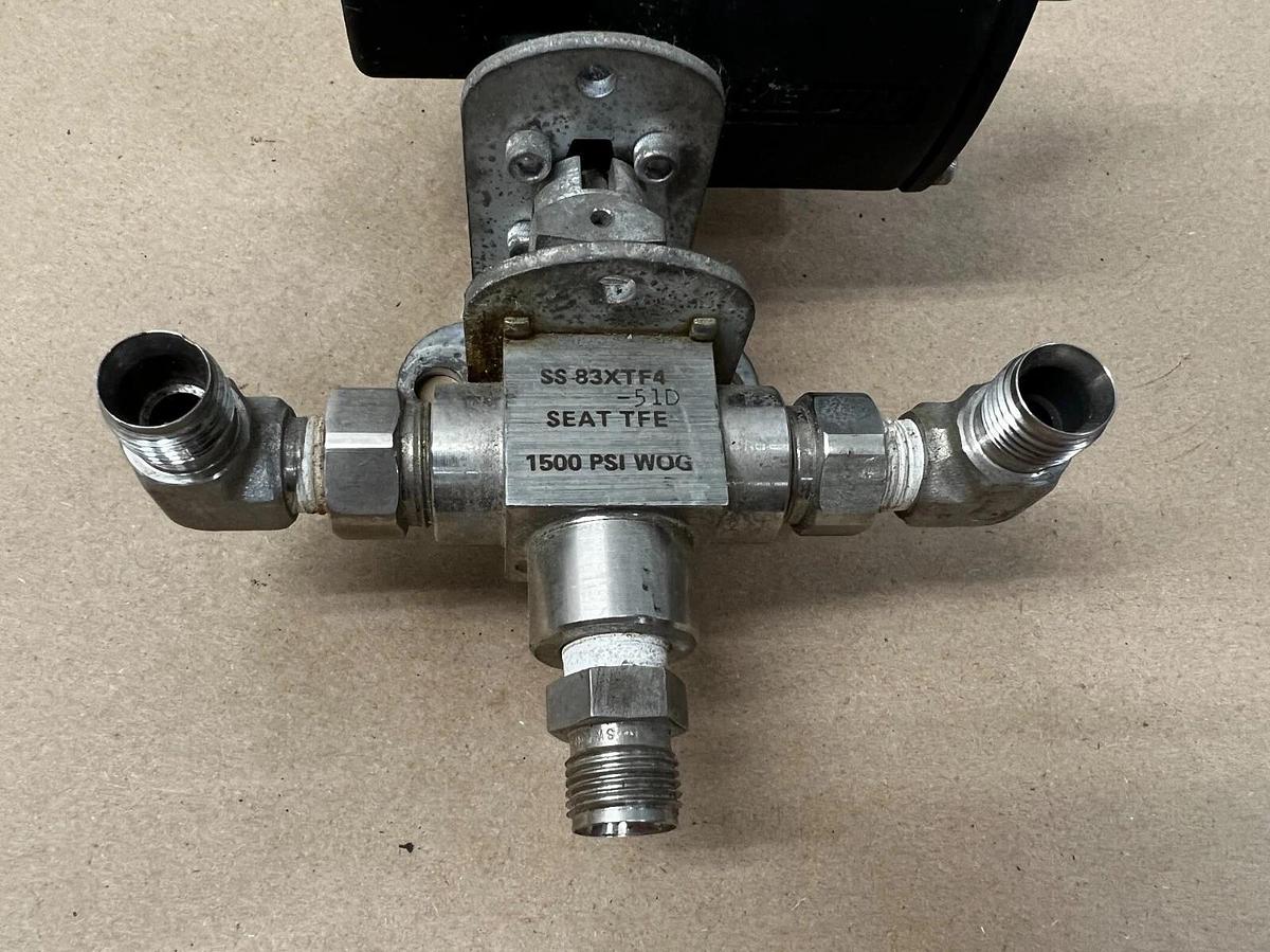Used Whitney SS 83XTF4, 151DA Pneumatic Double-Acting Actuator w/ Ball Valve