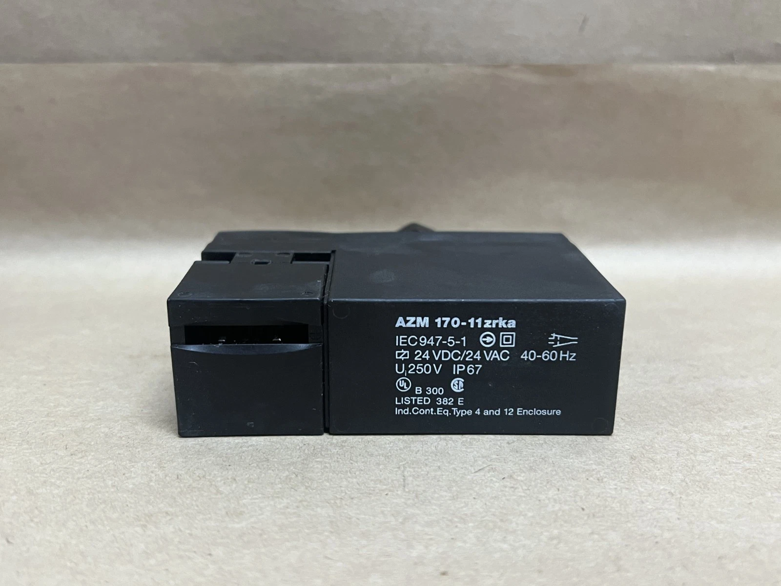 Schmersal AZM170-11ZRKA Solenoid Interlock 24VDC/24VAC 40-60Hz