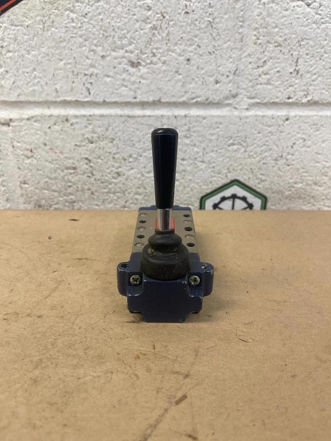 Used Schrader Automation 52083-1000 Directional Control Valve