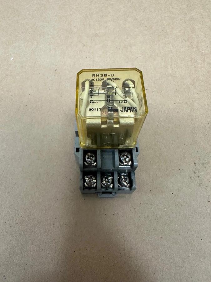 Used IDEC RH3B-U, AC 120v Relay w/ IDEC SH3B-05 Base