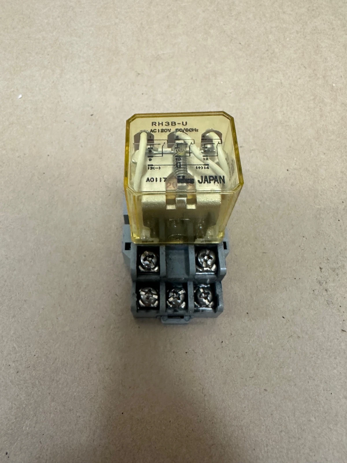 Used IDEC RH3B-U, AC 120v Relay w/ IDEC SH3B-05 Base