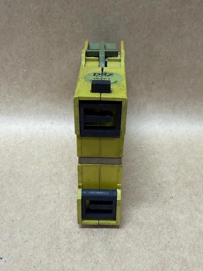 Used Pilz PNOZ Z 2S Safety Relay (675500)