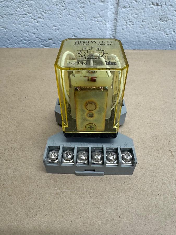 Used IDEC RR3PA-ULC Relay, 120 VAC, 50/60hz, w/ SR3P-06