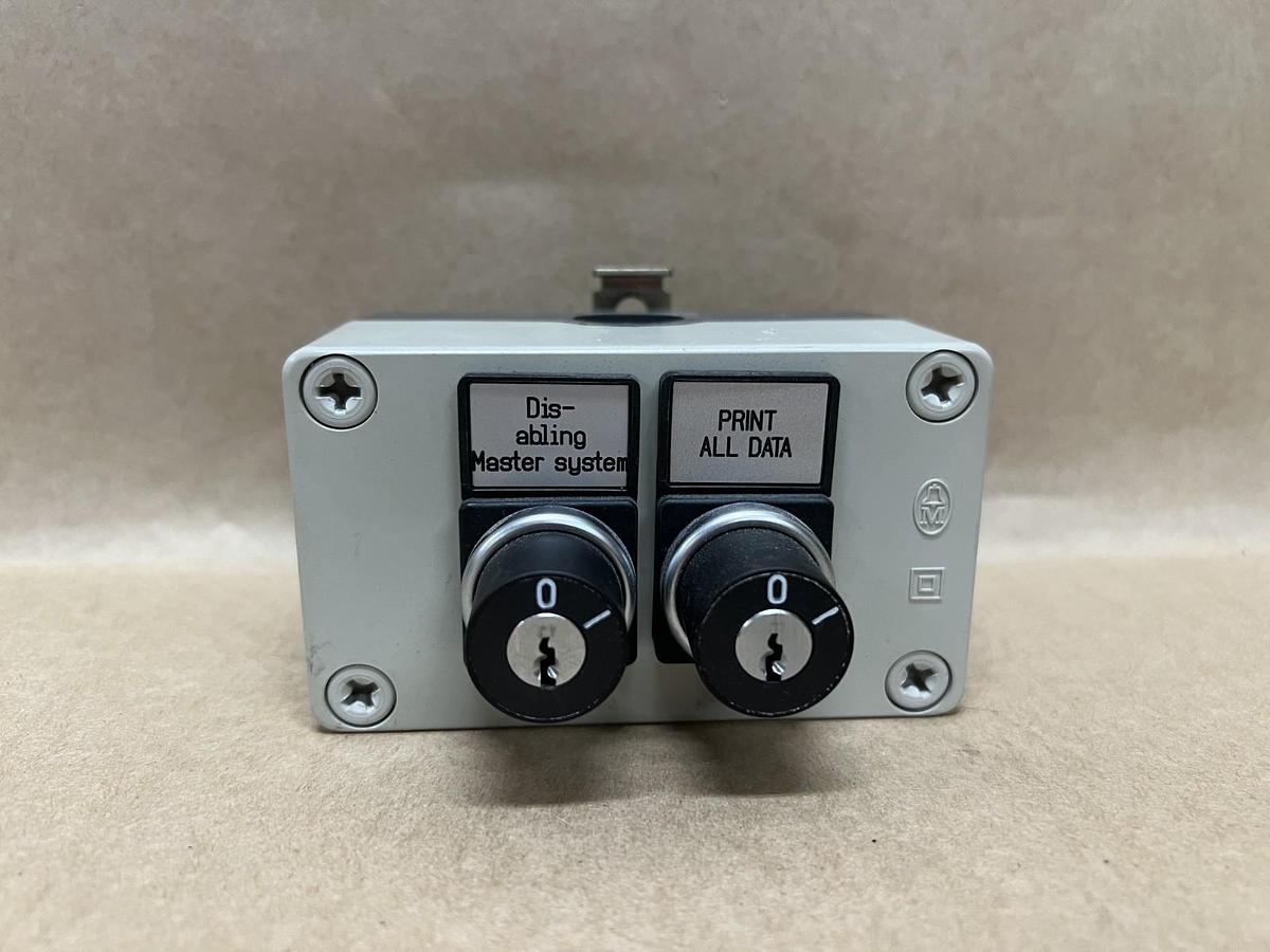 Used Moeller/Eaton Enclosed Selector Switch Station w/ 4 EK01C Contact Elements