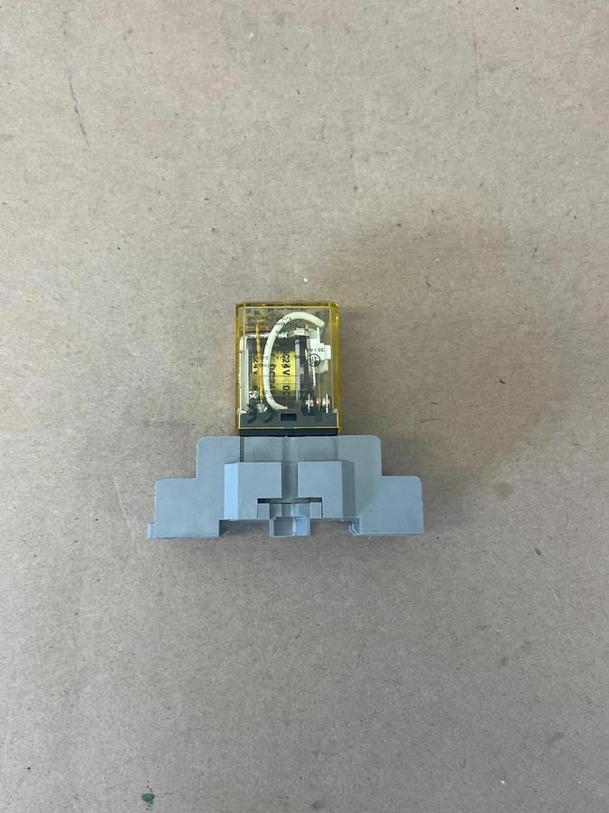 Used idec RH2B-UL General Purpose Relay w/Base