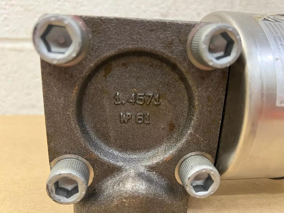 Used WIKA 732.14.100 Pressure Gauge w/ 1.4571 Valve Attached