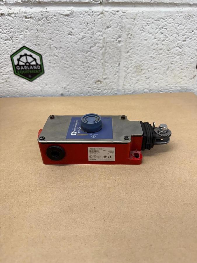 Used Telemecanique XY2CH13250H7 Cable Pull Switch, 240V, 15 AC, 3A Booted Push Button