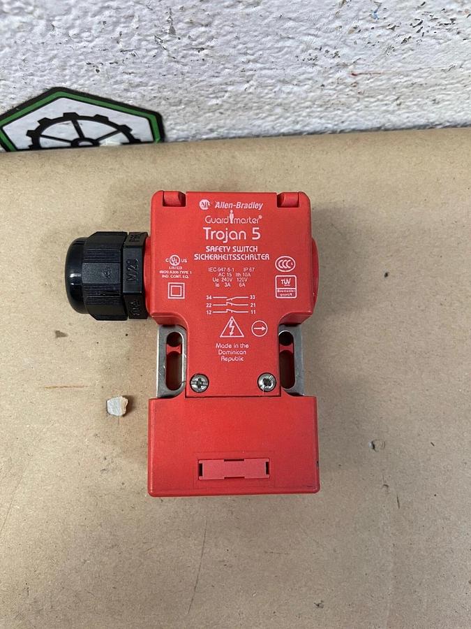 Used Allen Bradley Guard Mstr Trojan 5 440KT11118B Safety Switch Wire Protector Left
