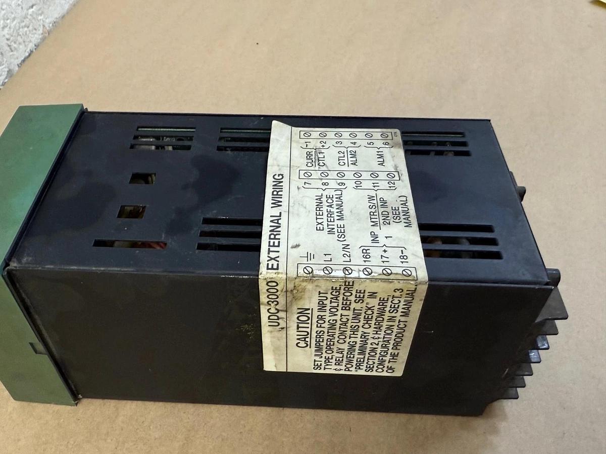 Used Honeywell DC3003-0-000-1-00-0111 Temperature Controller 120VAC 60Hz 10VA UCD3000