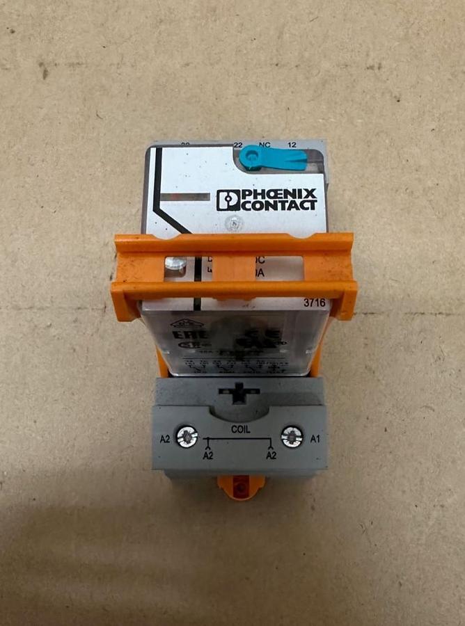 Used Phoenix Contact 2903693 Switching Relay w/ RIF-3-BSC/3x21 Relay Base