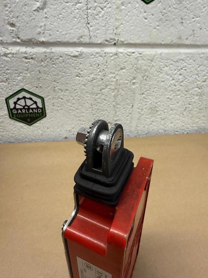 Used Telemecanique XY2CH13250H7 Cable Pull Switch, 240V, 15 AC, 3A Booted Push Button