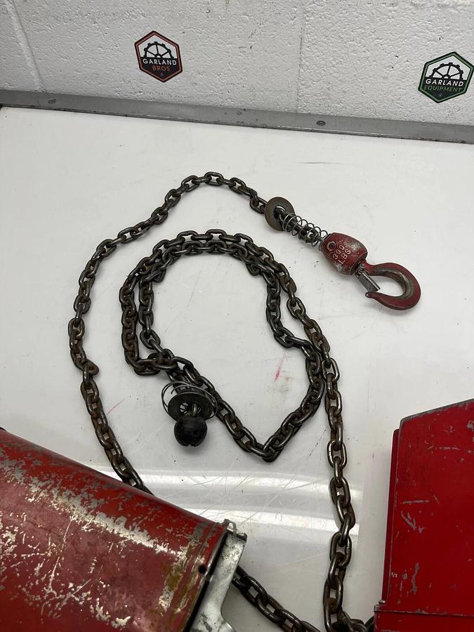 Used Dayton 4Z358 Electric Chain Hoist 300 Lbs 10' Lift 115V 1Ph 60 Hz 1/6Hp 3A 16FPM