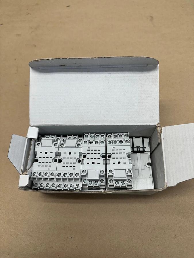 Used Allen Bradley 700-HN103 14-Blade Socket - Box of 9