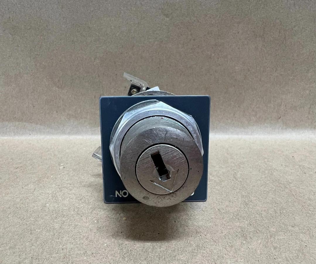 Used Allen Bradley 800T-H33 Ser T, Selector Switch