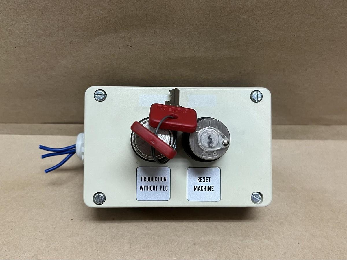 Used Siemens 3SB180-2 Industrial Control Station w/ Keys