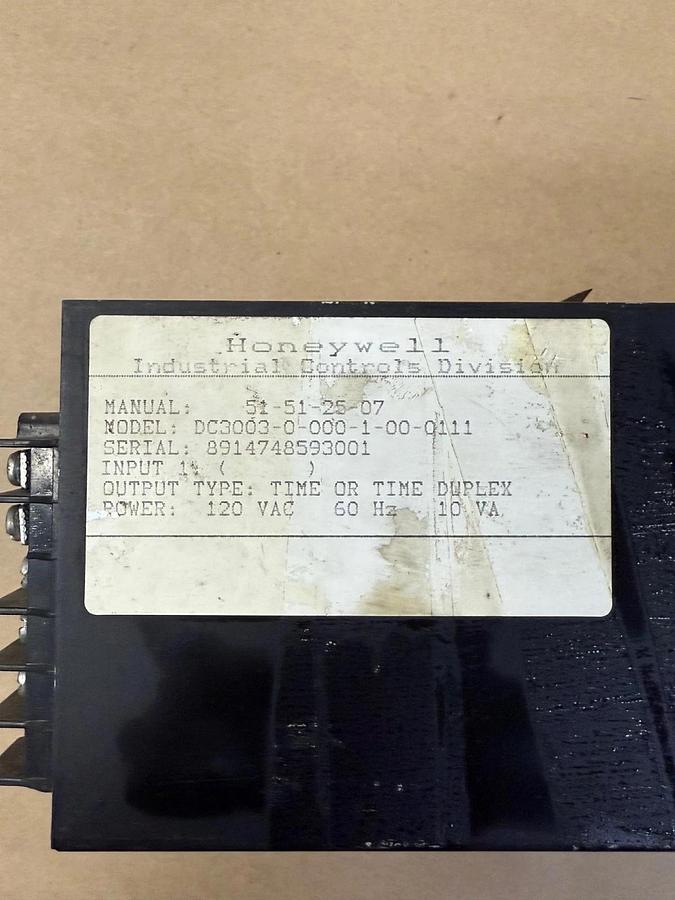 Used Honeywell DC3003-0-000-1-00-0111 Temperature Controller 120VAC 60Hz 10VA UCD3000