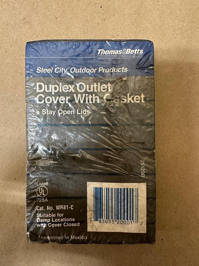 Used Thomas & Betts WR81-C Duplex Outlet Cover with Gasket *NEW*