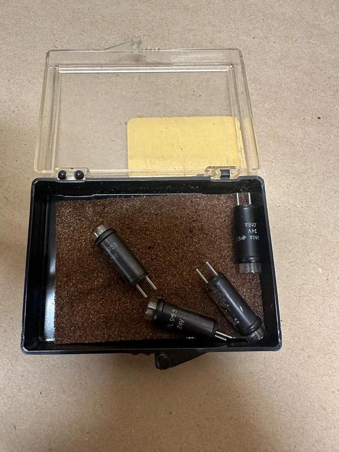 Used Du Pont Instruments 900786 901 Fuse Light - Qty 4