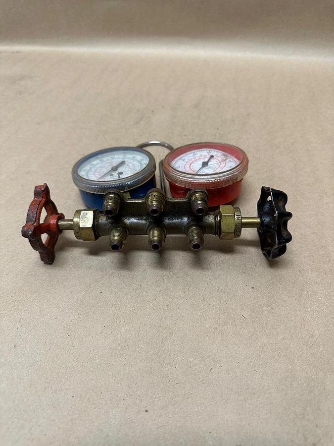 Used WIKA 213197 w/ Limited Pointer Flutter 120 PSI Pressure Gauge Valve