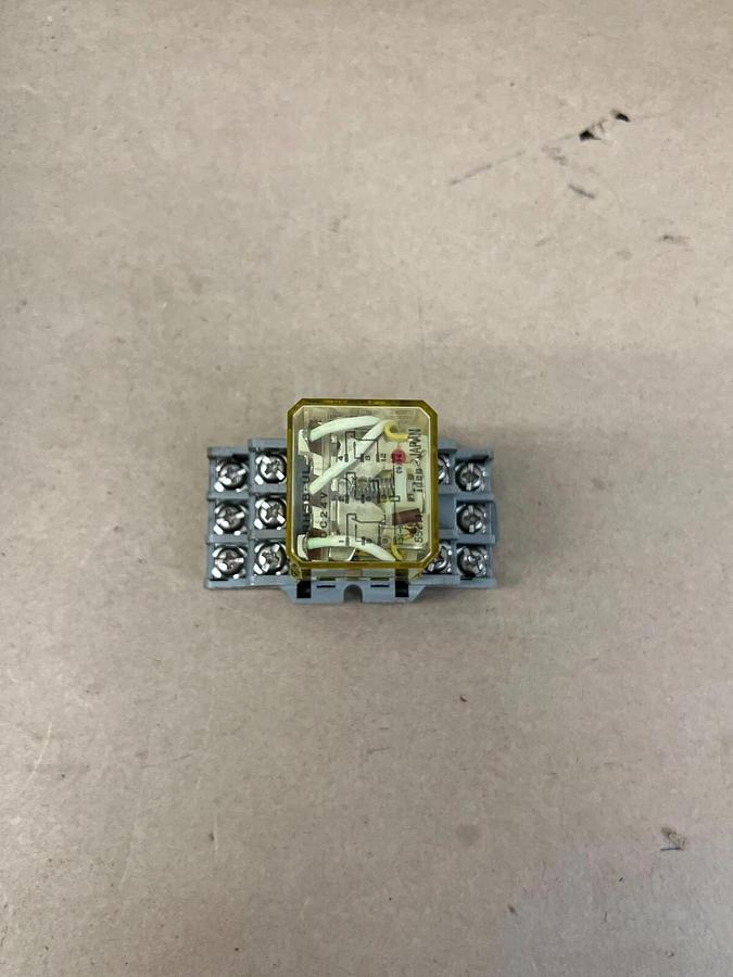 Used idec RH3B-UL General Purpose Relay w/Base