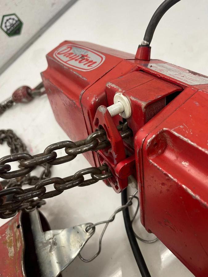 Used Dayton 4Z358 Electric Chain Hoist 300 Lbs 10' Lift 115V 1Ph 60 Hz 1/6Hp 3A 16FPM