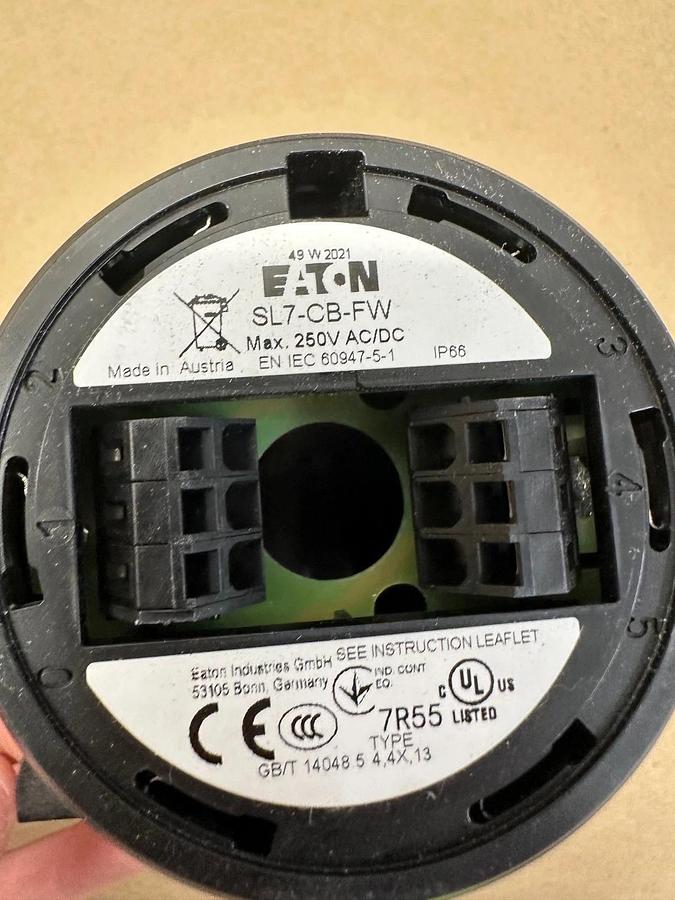 Used Eaton SL7-CB-FW Single Sided Vertical Mount Base