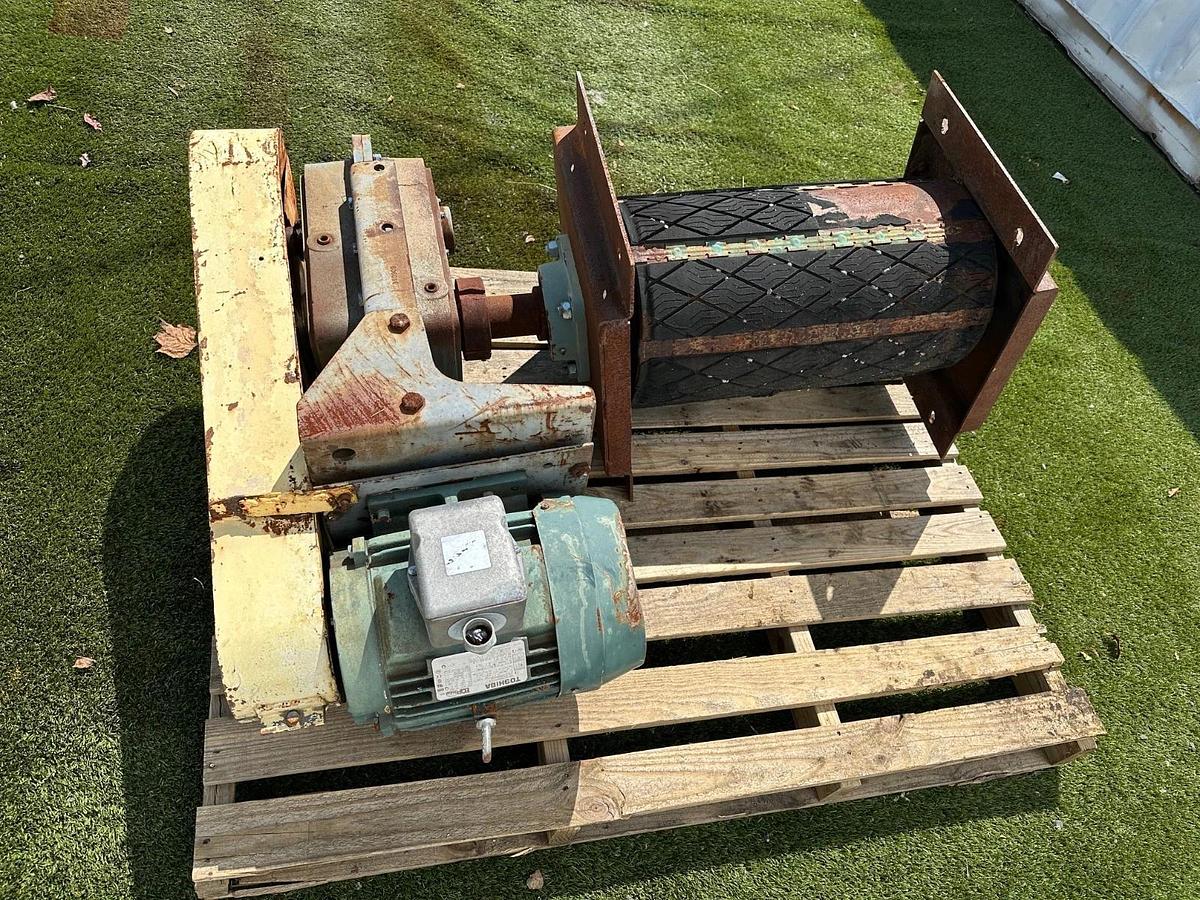 Used Falk 5215 Geardrive 24.94 Ratio, Toshiba 7.5Hp @ 2700RPM w/ 26”x14” Pulley