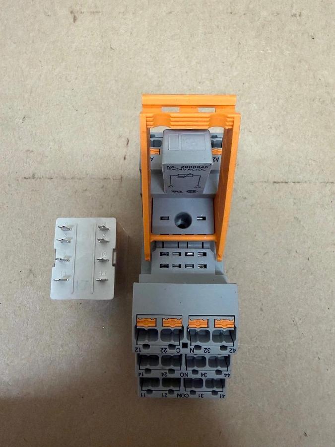 Used Phoenix Contact 2903666 Single Relay w/ RIF-2-BPT/ 4x21 Relay Base