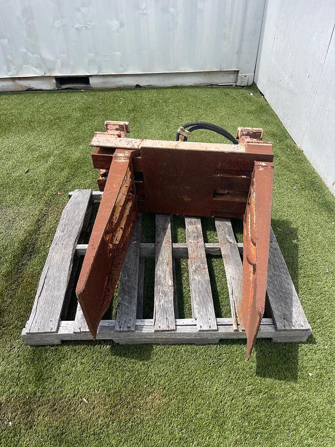 Used NSW USA Bale Clamp Forklift Attachment, Arm H:15” L:32.5” 14”-29” Opening Range