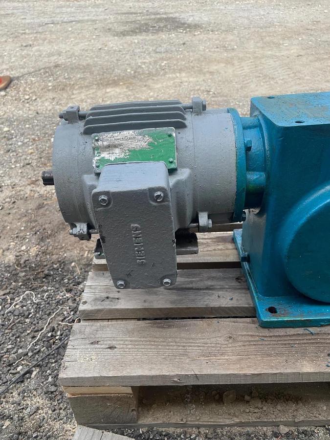 Used Reliance Electric M94628 Speed Reducer Gearbox w/ Toshiba B0024FLF2AM 3 ph Motor